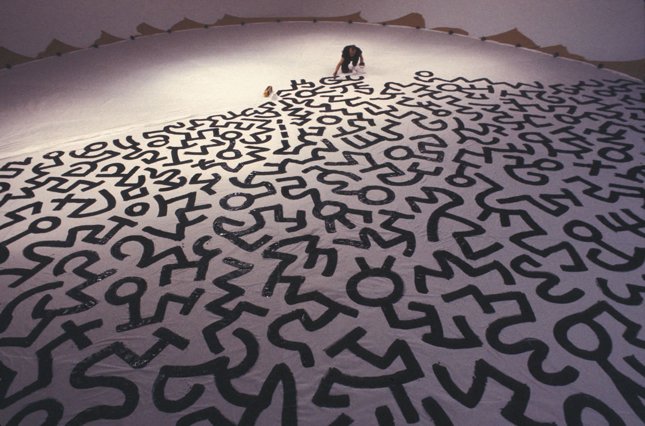 Haring working. (photo courtesy of Keith Haring Foundation)