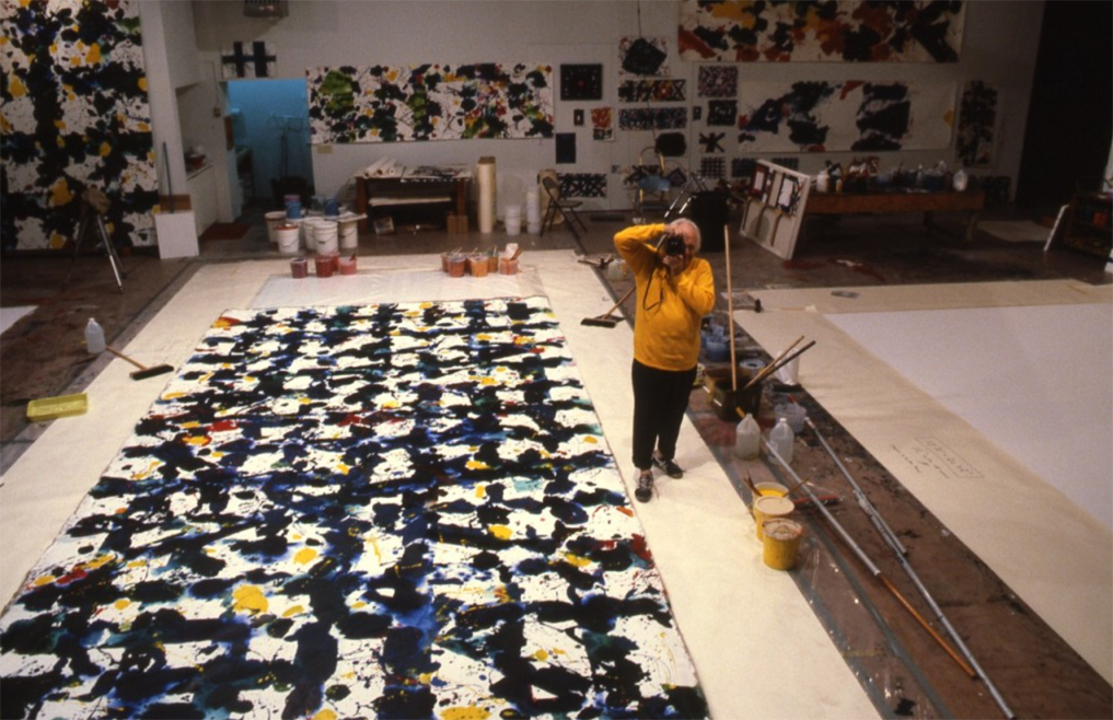 Francis in Broadway studio, Santa Monica. (Photo by Meibao D. Nee., courtesy of Sam Francis Foundation) 